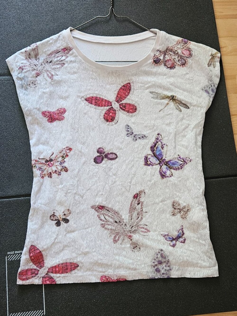 3/$15 Lace T shirt white with butterflies 🦋 ✨️